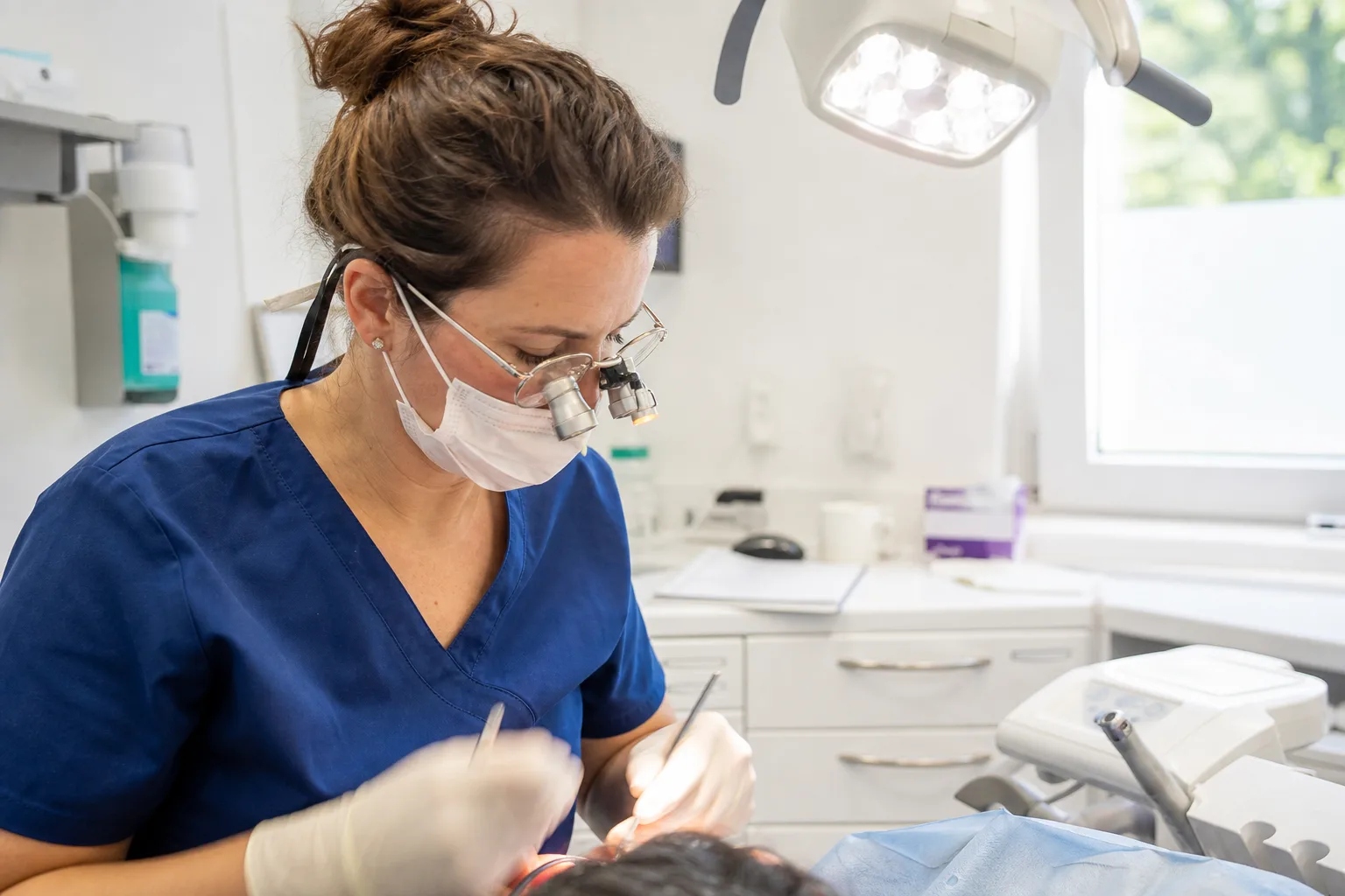Zahnmedizinische Prophylaxeassistenz bei der Arbeit