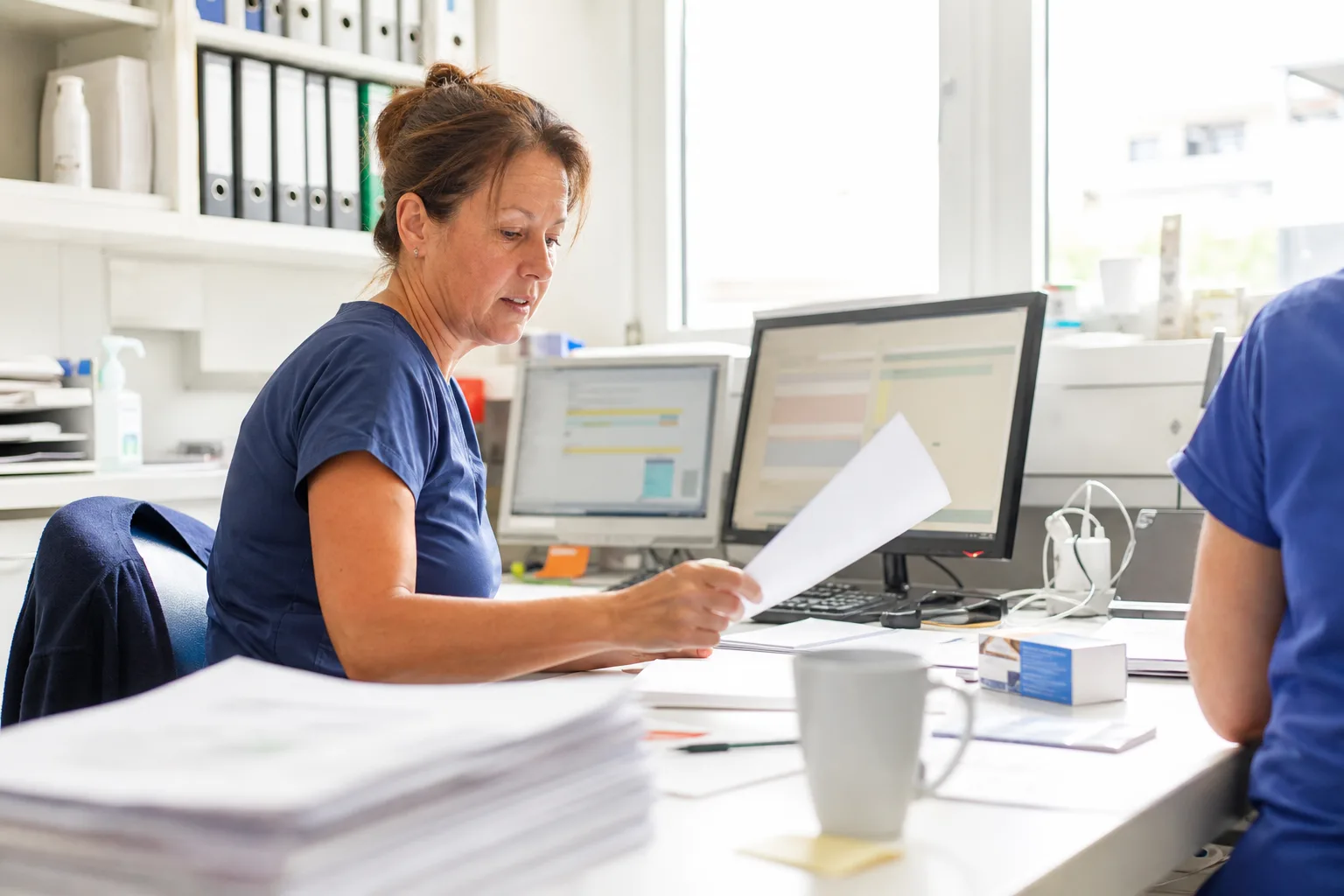 Zahnmedizinische Verwaltungsassistenz bei der Arbeit