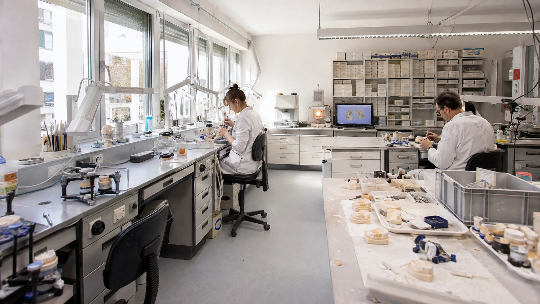 Werkbankzeile in einem Dentallabor